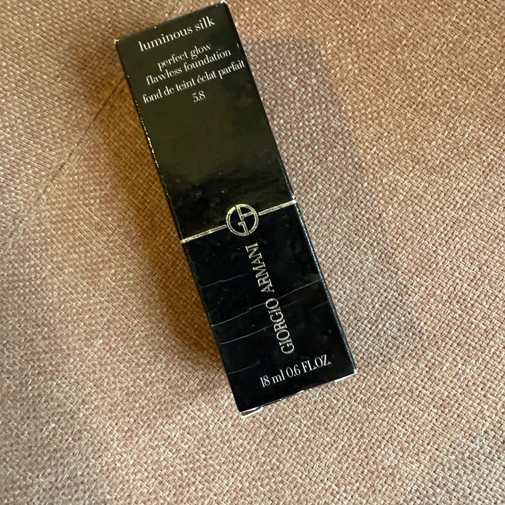Giorgio Armani Luminous Silk Foundation Box - Black